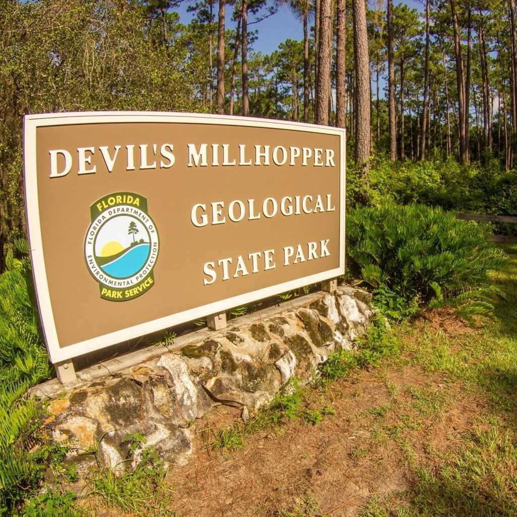 board Devil's Millhopper Geological State Park